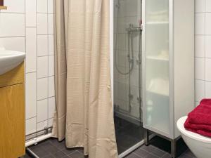 延雪平Holiday home JÖNKÖPING III的带淋浴、卫生间和盥洗盆的浴室
