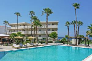 依克希亚Ixia Dream hotel - Adults only的棕榈树酒店前的游泳池
