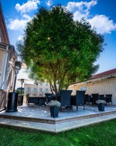 菲利普斯塔德赫迪格卡尔酒店的院子树下桌椅