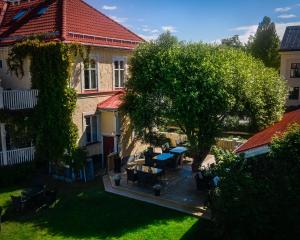 菲利普斯塔德赫迪格卡尔酒店的享有带桌子和树的庭院的上方景色