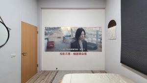 泰安乡山林間 - 露營 旅居 Camping & BNB in forests的卧室墙上挂着一张女画