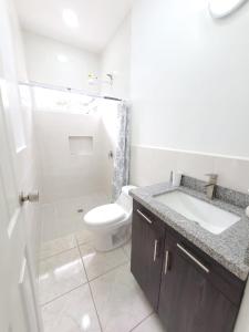 El RosarioCasa Perla ¡Clima y Comfort!的白色的浴室设有水槽和卫生间。