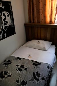 波哥大Hostal Chorro De Quevedo的一间卧室配有一张带黑白毯子的床