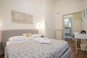 罗马Francy Guest House的一间卧室配有一张床,上面有两条毛巾