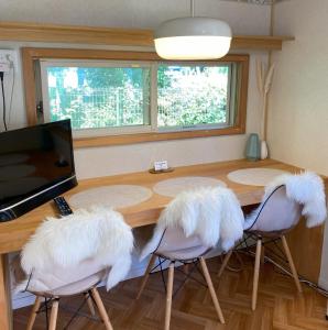 山中湖村Ｒ．Ｇａｒｄｅｎ - Vacation STAY 10566v的两把椅子,白色羽毛,坐在木桌旁