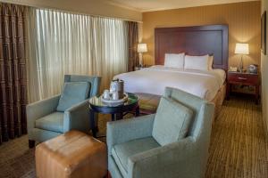 布里奇顿Crowne Plaza Hotel St. Louis Airport, an IHG Hotel的酒店客房,配有一张床和两把椅子