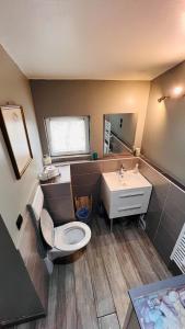 布里夫拉盖亚尔德Chambres d'hôtes Andrea的一间带卫生间和水槽的浴室