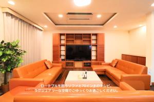 大阪Best Building 1 Room 101 - Vacation STAY 15520的客厅配有2张橙色沙发和电视