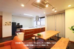 大阪Best Building 1 Room 101 - Vacation STAY 15520的一间带桌子的客厅和一间厨房