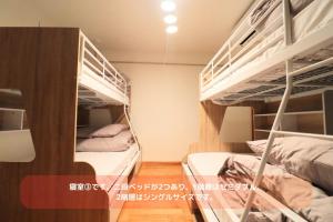 大阪Best Building 1 Room 101 - Vacation STAY 15520的一间设有两张双层床的客房