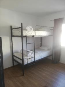 奥赫里德Hostel Vintage的一间客房内配有两张双层床的房间