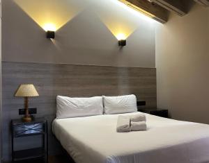 瓦伦西亚Apartment Plaza de la Merced的一间卧室配有一张床,床上有毛巾