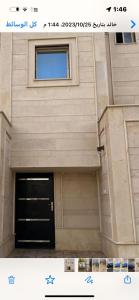 哈伊勒حائل النقره的建筑上有一扇门和一扇窗户