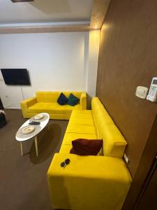伊尔比德Furnished Studio for rent的客厅配有黄色的沙发和桌子