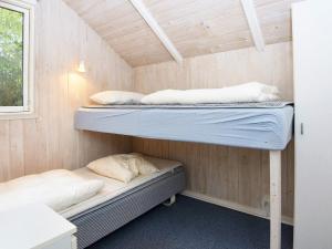 福旺Holiday home Fårvang VII的客房设有两张双层床和一扇窗户。