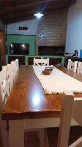 内乌肯Mi casa, tu casa. Entre Plottier y Neuquen.的餐桌、白色椅子和木桌