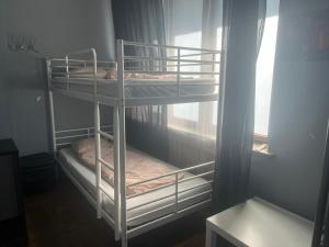 克拉科夫4 Couples & 4 Friends Hostel的带窗户的客房内的两张双层床