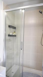 利物浦3 Bedroom House close to city centre的浴室里设有玻璃门淋浴