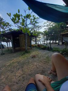 帕拉蒂Camping Atobá Praia do Sono的躺在吊床上的人