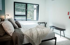 雷夫尔斯托克Ski & Tee Retreat Bright Three Bedroom and Hot Tub的白色的卧室设有床和窗户