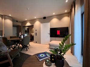 斯沃尔韦尔Luxury penthouse apt with amazing views的客厅设有卧室,墙上有标牌