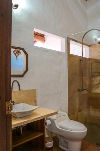 巴里查拉Hotel Casa El Mandarino By MH的一间带卫生间和水槽的浴室