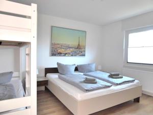 温特贝格Paris Winterberg Ferienwohnung 6 Pers WiFi in City near Lift的一间卧室配有一张床和一张双层床。