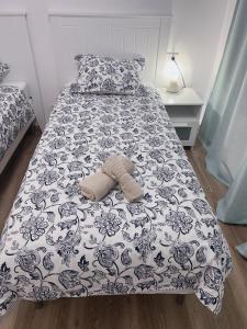 卡勒达德福斯特Min 26的一张带蓝色和白色棉被和枕头的床