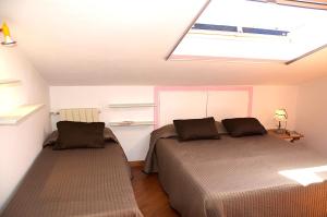 费托瓦亚安娜酒店的一间卧室设有两张床和天窗