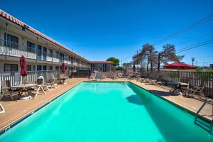 金曼Motel 6-Kingman, AZ - Route 66 East的酒店前的游泳池