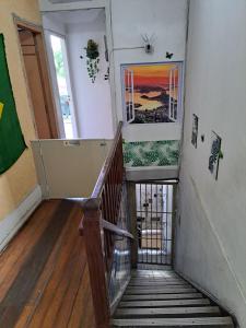里约热内卢Botafogo Guesthouse的楼梯间房子的楼梯