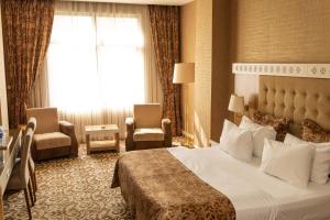 巴库Graaf Hotel的酒店客房带床、椅子和窗户