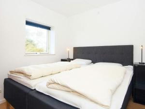 海耶斯Holiday home Hejls XXIX的一间卧室设有两张带白色床单的床和窗户。