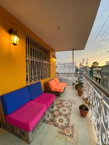 圣玛尔塔Believer Hostel的美景阳台的色彩缤纷的沙发