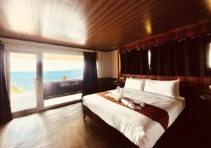 波尔多·格尼拉佛得角景别墅酒店的一间卧室设有一张大床和大窗户