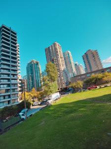 温哥华Divya Sutra Suites on Robson Downtown Vancouver的一座高楼城市的公园