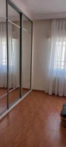 安曼عمان الاردن الدوار الخامس的一间空房间,设有滑动玻璃门和窗帘