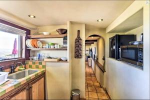 洛思加图斯Hacienda - Private Guest Studio的厨房配有水槽和微波炉