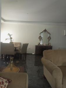 安曼جبل عمان الدوار الخامس的带沙发、桌子和镜子的客厅