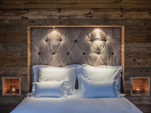 蒂罗尔-基希贝格Kitz Boutique Chalet am Lift的卧室配有一张带白色床单和枕头的大床。