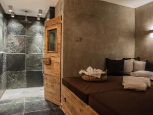 蒂罗尔-基希贝格Kitz Boutique Chalet am Lift的带淋浴的浴室和客房内的一张床