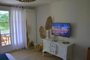Saint MartinStudio TI BO 4的客厅设有壁挂式平面电视。