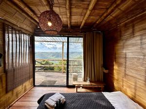 萨兰托Hakuna Matata Glamping timon的一间卧室设有一张床和一个大窗户