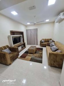 塞拉莱Terhal salalah 1的带沙发和平面电视的客厅