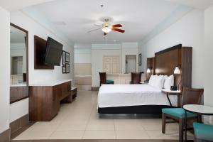 南帕诸岛Sand Rose Beach Resort的酒店客房,配有床和电视