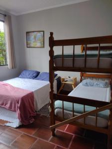 巴尔内阿里东海滩Pousada Cantinho D´Lilica的一间卧室设有两张双层床和一扇窗户。