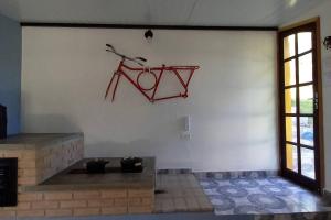 圣罗克Casinha acolhedora da mata - Rota do Vinho的墙上挂着自行车的墙
