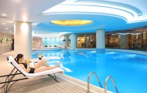 深圳深圳阳光酒店的坐在游轮上游泳池里椅子上的女人