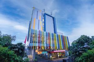 雅加达1O1 URBAN Jakarta Pemuda的建筑物的侧面有色彩斑 ⁇ 的条纹