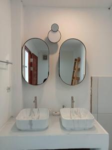 波普托New Appartement Fisherman的浴室设有2个水槽和2面镜子